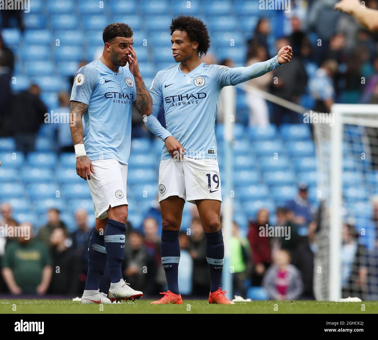 Kyle Walker von Manchester City spricht mit Leroy Sane von Manchester City nach dem Spiel während des Premier League-Spiels im Etihad Stadium, Manchester. Bild Datum 15. September 2018. Bildnachweis sollte lauten: Simon Bellis/Sportimage via PA Images Stockfoto