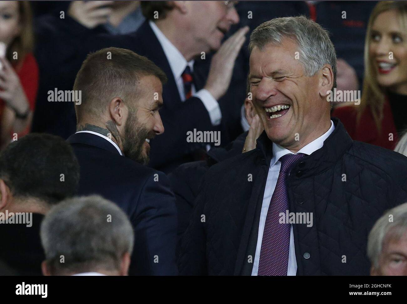 Der ehemalige Manchester United-Spieler David Beckham lacht mit David Gill während des UEFA Champions League-Spiels der Gruppe H im Old Trafford Stadium in Manchester. Bilddatum: 2. Oktober 2018. Bildnachweis sollte lauten: Andrew Yates/Sportimage via PA Images Stockfoto