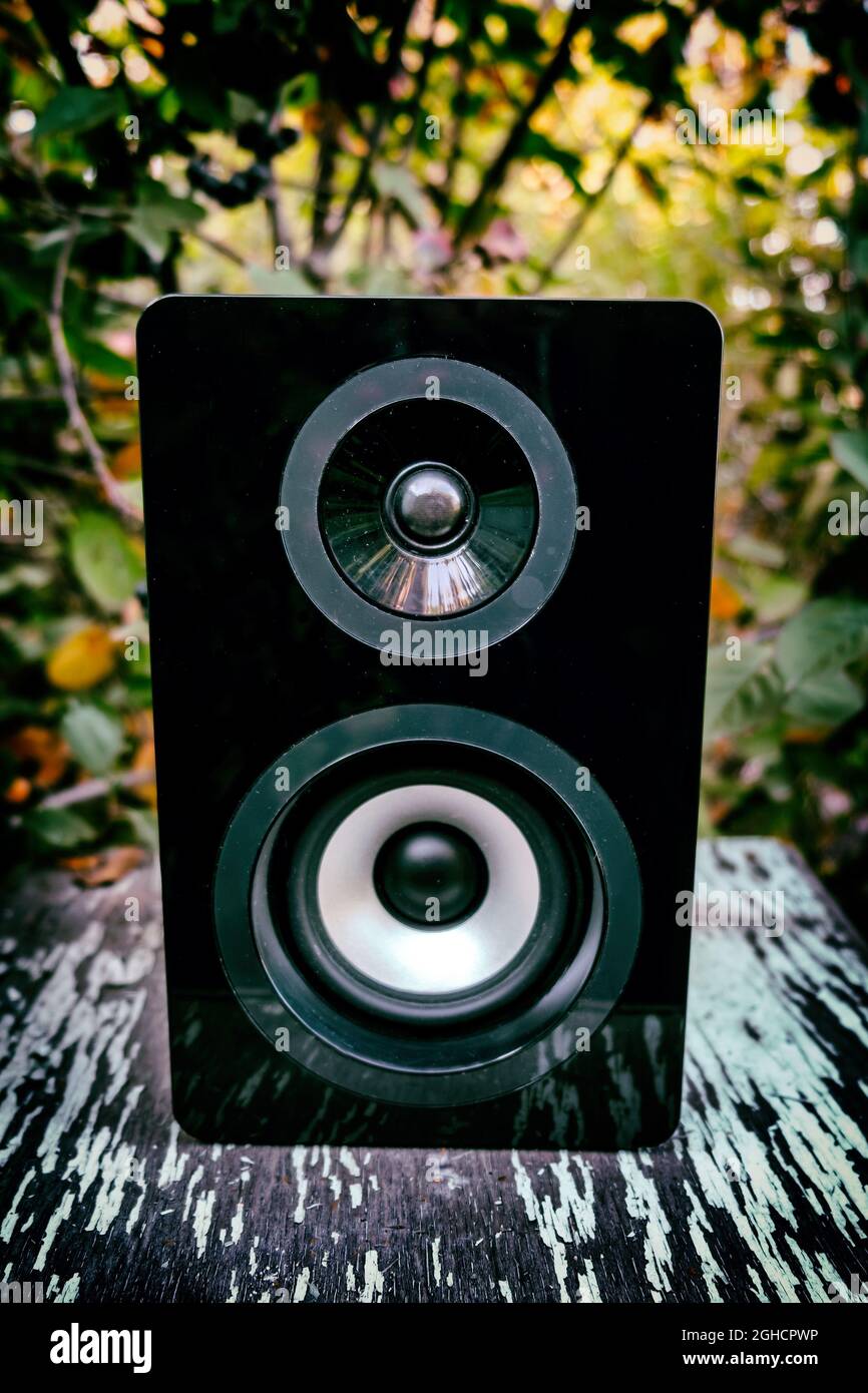 Lautsprecherbox auf dem verwitterten Holztisch aus der Nähe Stockfoto