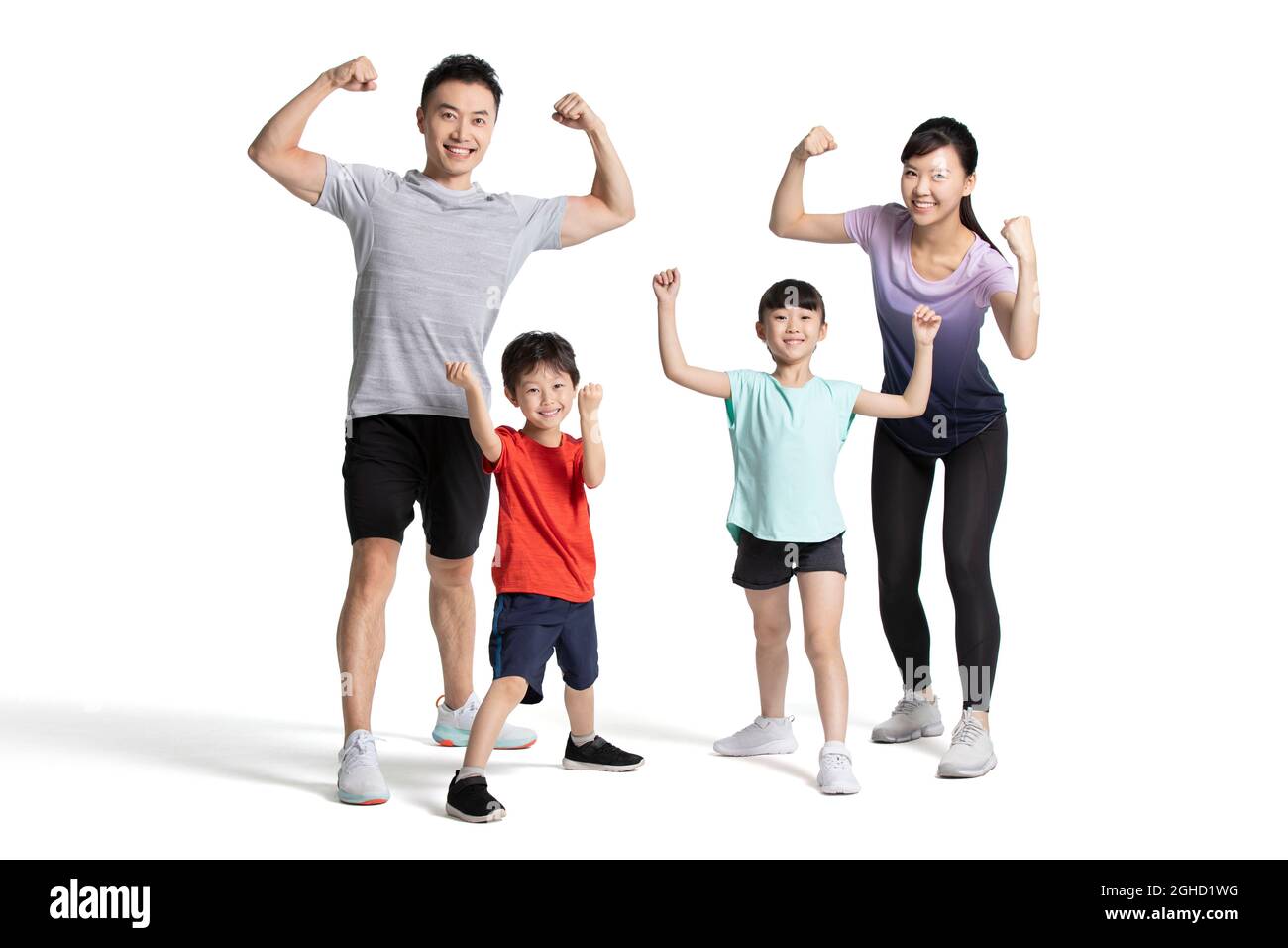 Glückliche junge Familie trainiert zusammen Stockfoto