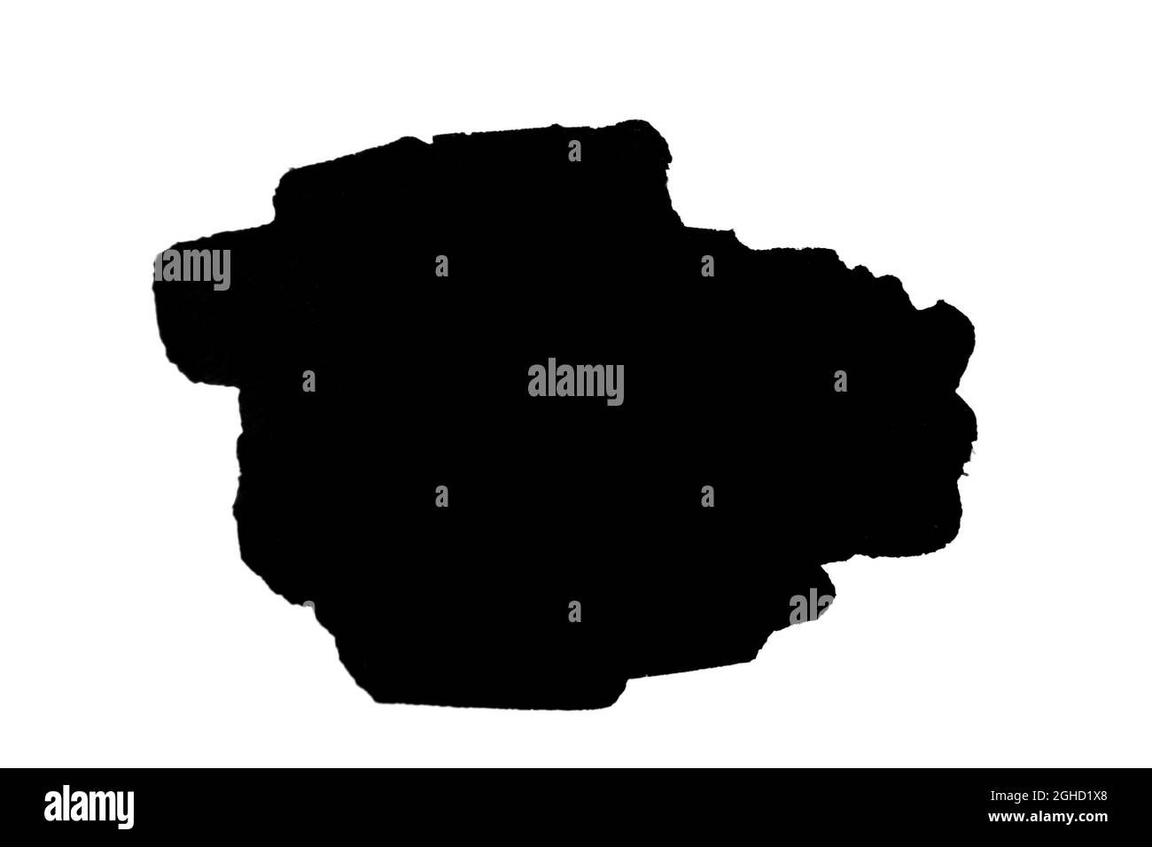 Schwarzer Aquarellfleck von Pinselstrichen, die auf weißem Hintergrund isoliert sind. Stockfoto