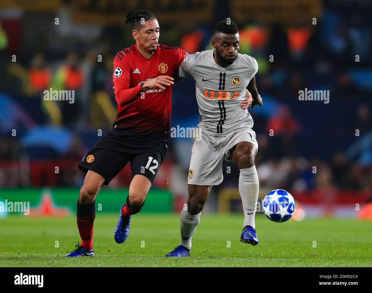 Chris Smalling von Manchester United kämpft beim UEFA Champions League-Spiel der Gruppe H im Old Trafford Stadium in Manchester gegen Roger Assale von BSC Young Boys. Bilddatum: 27. November 2018. Bildnachweis sollte lauten: Matt McNulty/Sportimage via PA Images Stockfoto