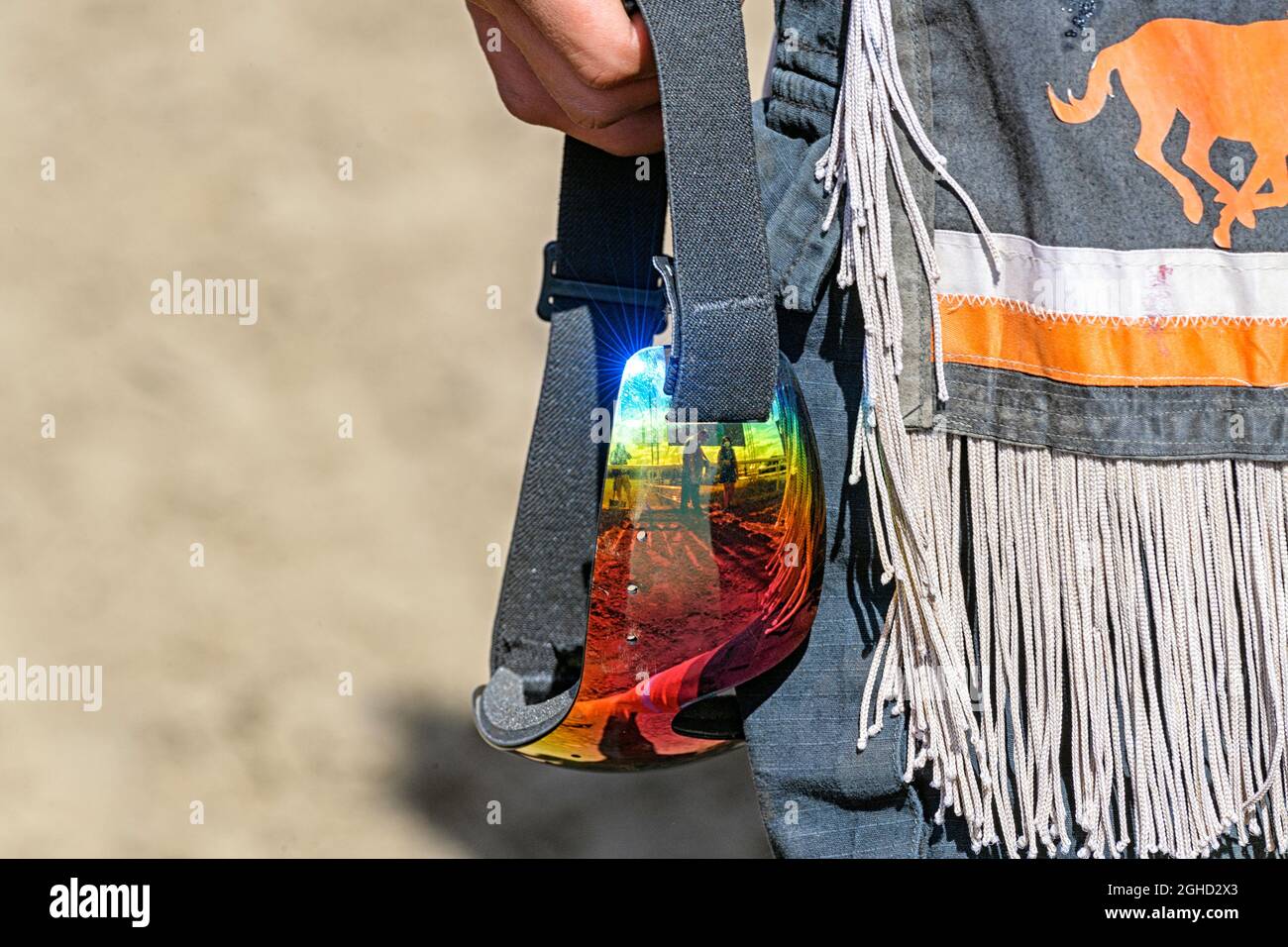 Heimischer Racer mit schützender Sportbrille beim Enoch Cree Nation Indian Relay (Horse) Race. Alberta Kanada Stockfoto