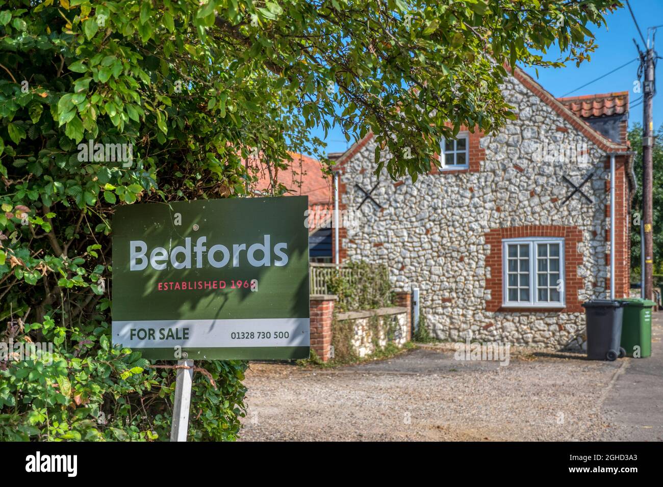 Zum Verkauf Schild auf einem Grundstück in Thornham an der A149 Straße entlang der North Norfolk Küste. Stockfoto