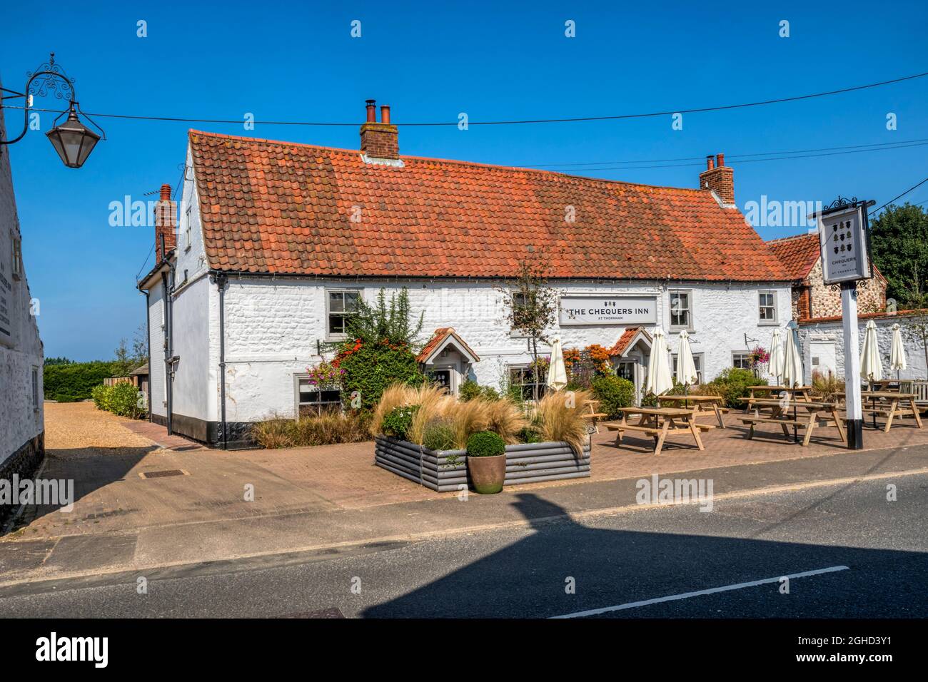 Das Chequers Inn im Nord-Norfolk-Dorf Thornham. Stockfoto