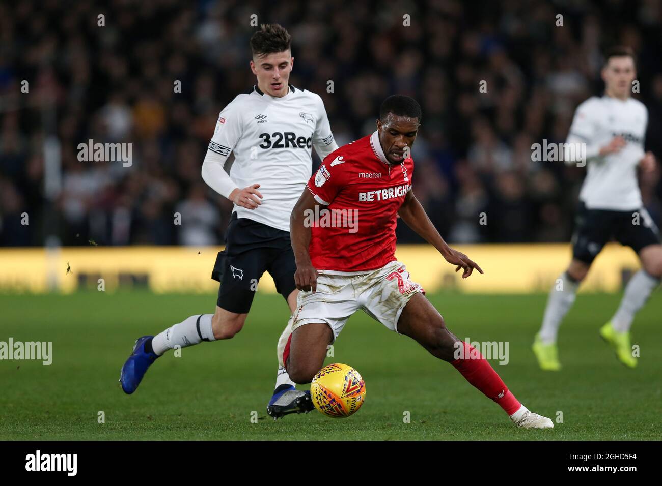 Tendayi Darikwa aus dem Nottingham Forest läuft während des Sky Bet Championship-Spiels im Pride Park Stadium, Derby, vom Mason Mount of Derby County ab. Bilddatum: 17. Dezember 2018. Bildnachweis sollte lauten: James Wilson/Sportimage via PA Images Stockfoto