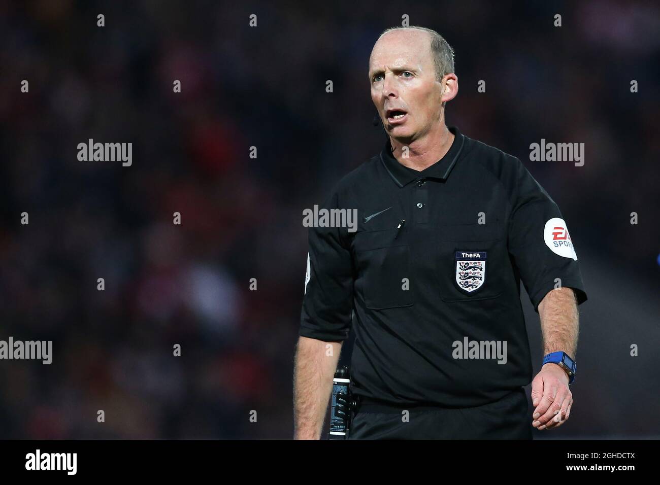 Schiedsrichter Mike Dean beim Spiel der fünften Runde des Emirates FA Cup im Keepmoat Stadium, Doncaster. Bilddatum: 17. Februar 2019. Bildnachweis sollte lauten: James Wilson/Sportimage via PA Images Stockfoto