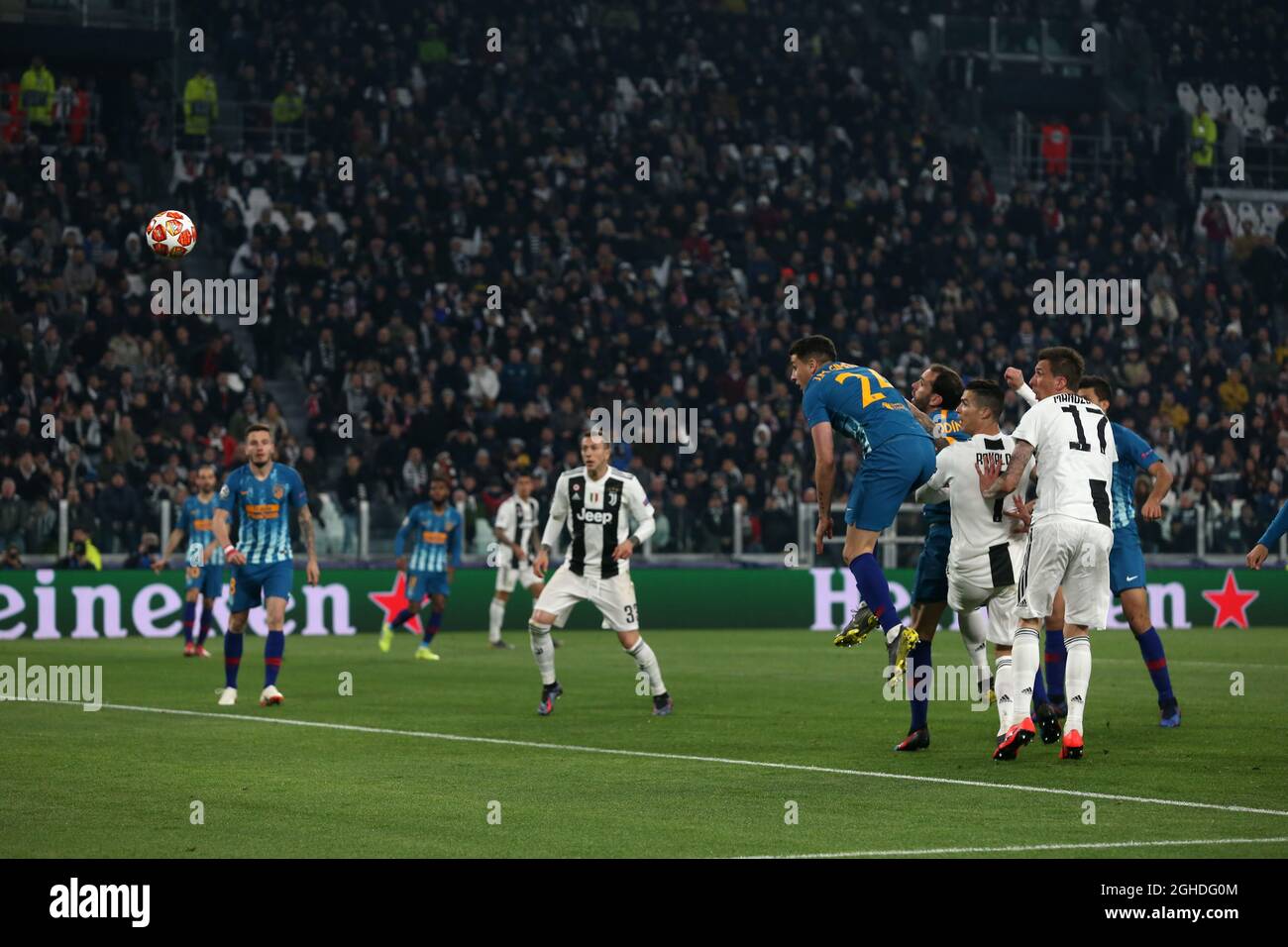 Cristiano Ronaldo von Juventus klettert über die Atletico Madrid Verteidigung, um den Ball ins Netz zu führen, um seiner Mannschaft in der Nacht während der UEFA Champions League Runde von 16 im Allianz Stadium, Turin, Italien, eine Führung von 2-0 zu geben. Bild Datum 12. März 2019. Bildnachweis sollte lauten: Jonathan Moscrop/Sportimage via PA Images Stockfoto