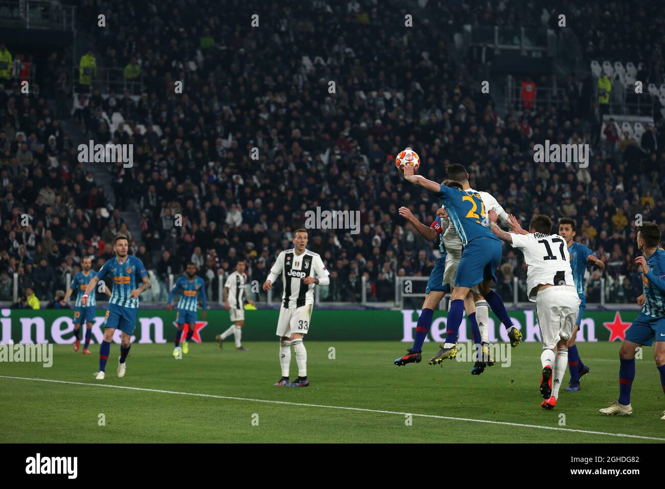 Cristiano Ronaldo von Juventus klettert über die Atletico Madrid Verteidigung, um den Ball ins Netz zu führen, um seiner Mannschaft in der Nacht während der UEFA Champions League Runde von 16 im Allianz Stadium, Turin, Italien, eine Führung von 2-0 zu geben. Bild Datum 12. März 2019. Bildnachweis sollte lauten: Jonathan Moscrop/Sportimage via PA Images Stockfoto