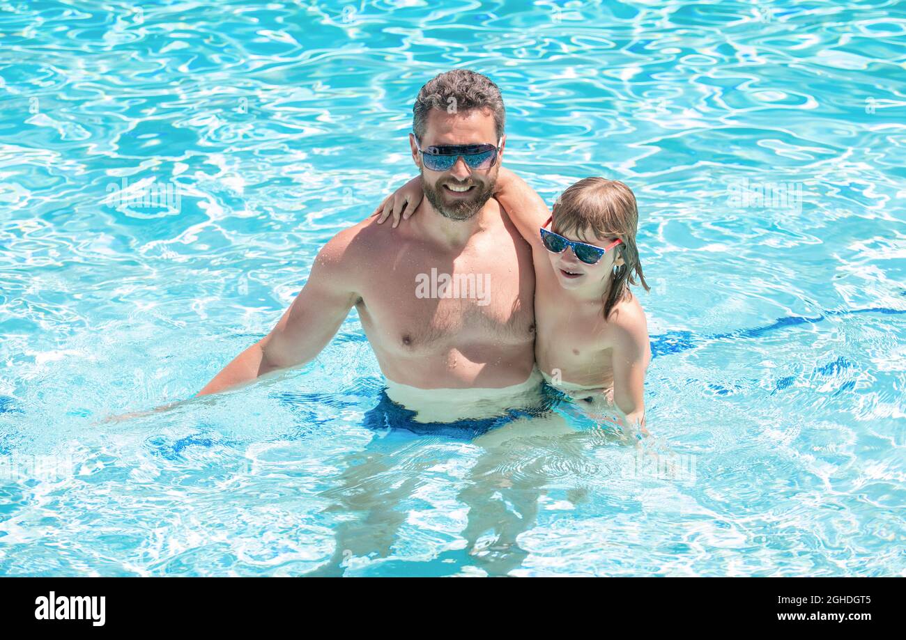 Kindheit und Elternschaft. Vater und Sohn tragen im Schwimmbad eine Brille. Stockfoto