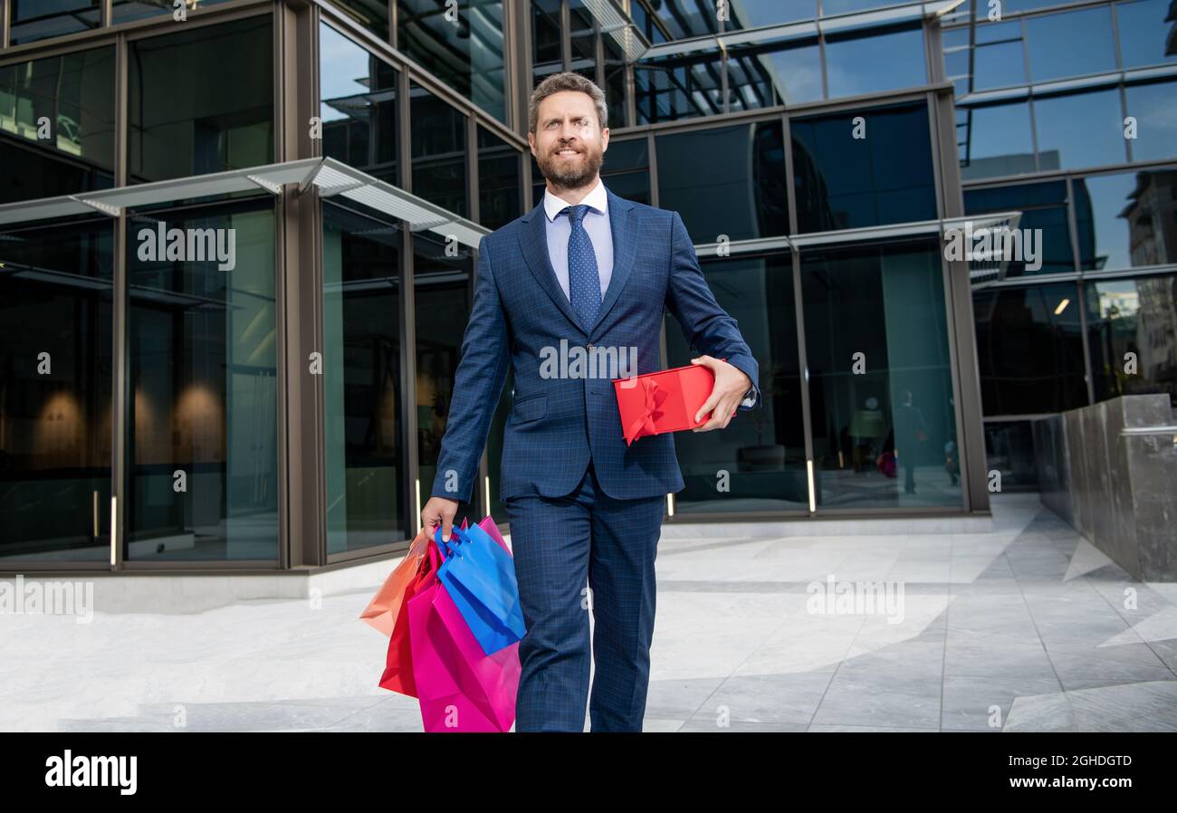 Fröhlicher Geschäftsmann mit geschäftlicher Belohnung. Anlass Gruß. Stockfoto