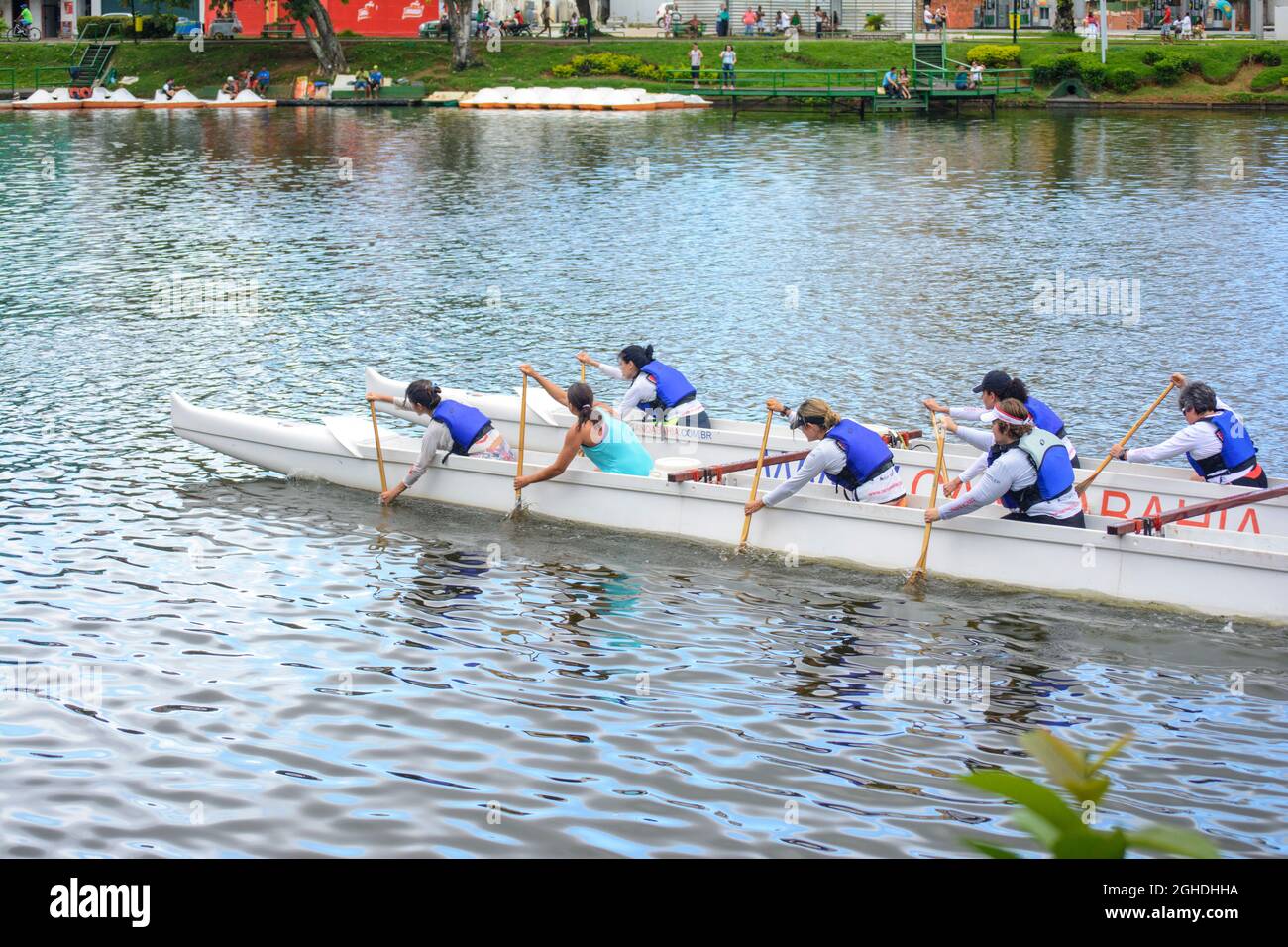 Salvador, Bahia, Brasilien - 03. August 2014: Frauen üben in den stehenden Gewässern von Dique do Tororo in Salvador, Bahia, Ruderkanusport. Stockfoto