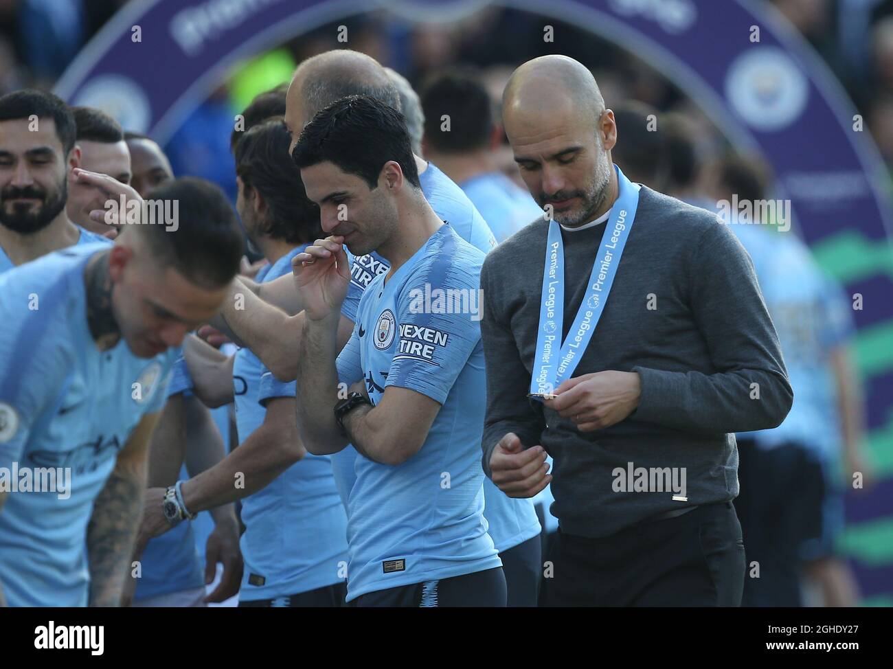 Josep Guardiola Manager von Manchester City wirft einen Blick auf seine Siegermedaille während des Spiels der Premier League im AMEX Stadium in Brighton. Bilddatum: 12. Mai 2019. Bildnachweis sollte lauten: James Boardman/Sportimage via PA Images Stockfoto