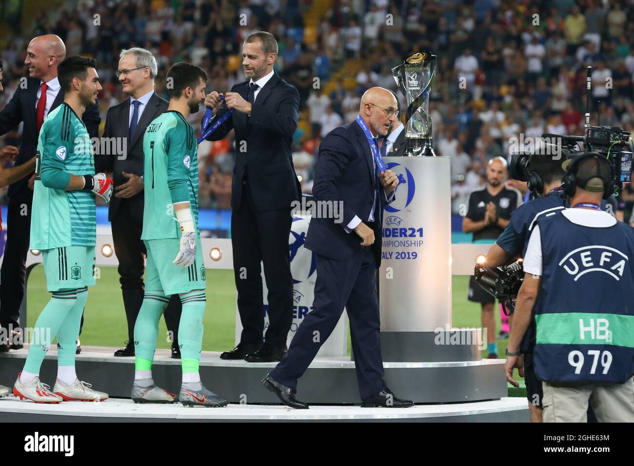 Luis de la Fuente, der spanische Manager, blickt auf die Siegermedaille, als Antonio Sivera während des UEFA-U-21-Meisterschaftsspiel im Stadio Friuli die Hände mit dem UEFA-Vorsitzenden Aleksander Ceferin schüttelt. Bilddatum: 30. Juni 2019. Bildnachweis sollte lauten: Jonathan Moscrop/Sportimage via PA Images Stockfoto