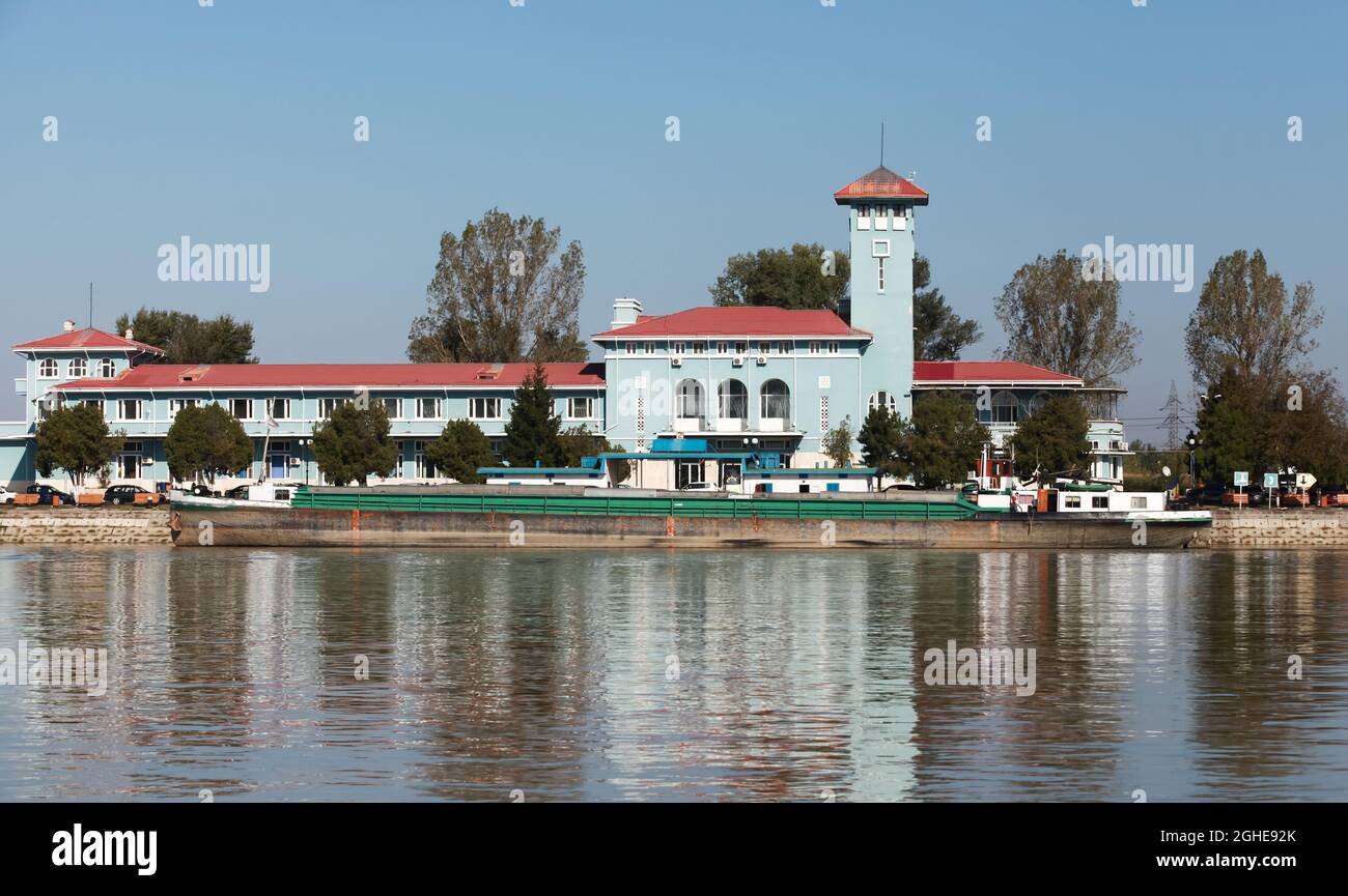 Blick auf den Hafen von Giurgiu mit Verwaltungsgebäuden an der Küste der Donau. Rumänien Stockfoto