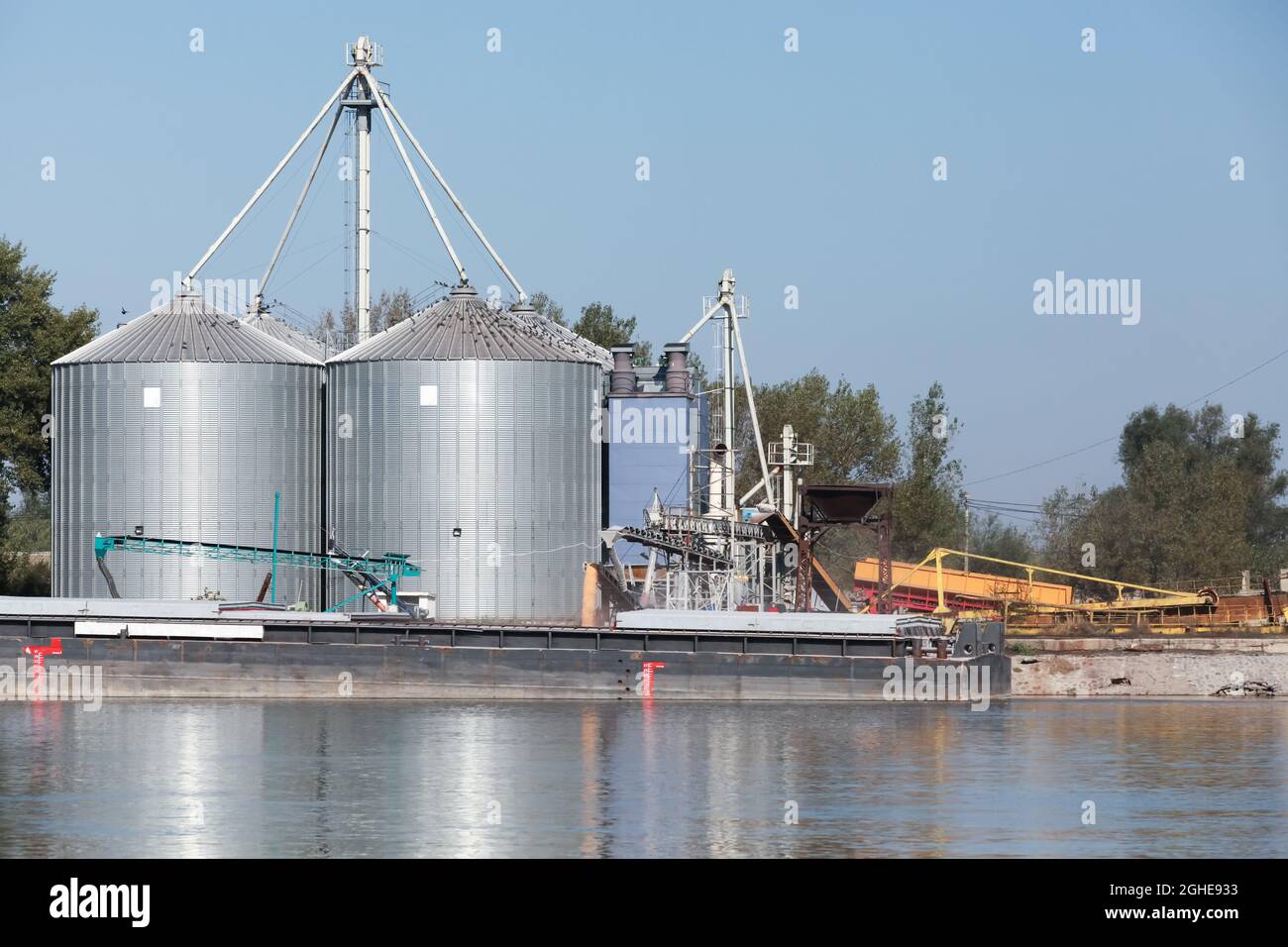 Lagertanks mit Schüttgutladetechnik im Hafen von Giurgiu Stockfoto