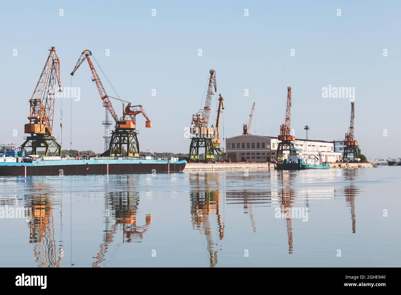 Hafenkrane stehen an der Anlegestelle im Hafen von Ruse, Donau, Bulgarien Stockfoto