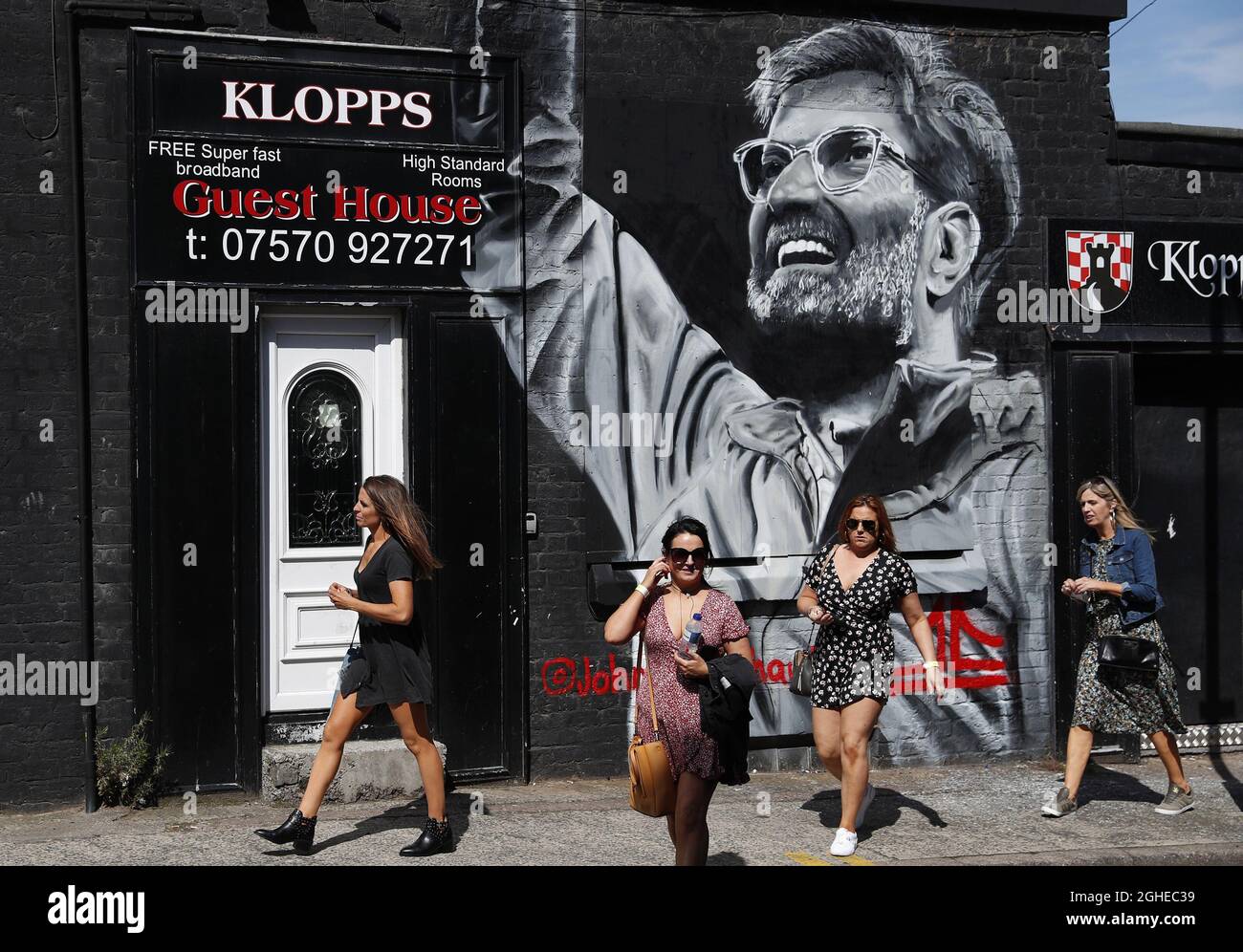 Die Frauen laufen vor dem Premier League-Spiel gegen Arsenal in Anfield, Liverpool, an einem Wandbild des Liverpooler Managers Jürgen Klopp vorbei. Bilddatum: 24. August 2019. Bildnachweis sollte lauten: Darren Staples/Sportimage via PA Images Stockfoto