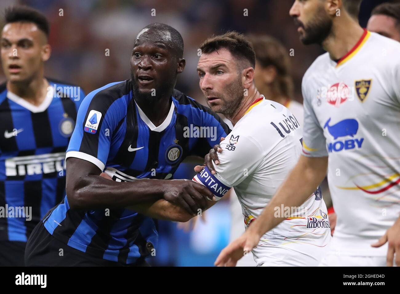 Romelu Lukaku von Inter tussles mit Fabio Lucioni von Lecce während der Serie A Spiel bei Giuseppe Meazza, Mailand. Bilddatum: 26. August 2019. Bildnachweis sollte lauten: Jonathan Moscrop/Sportimage via PA Images Stockfoto