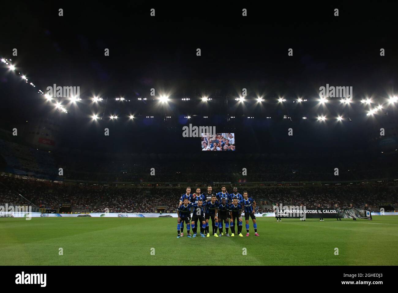 Inter startet elf Reihen für ein Teamfoto vor dem Anpfiff, hintere Reihe ( L bis R ); Milan Skriniar, Danilo D'Ambrosio, Samir Handanovic, Andrea Ranocchia und Romelu Lukaku, Front rwo ( L bis R ); Stefano Sensi, Marcelo Brozovic, Matias Vecino, Kwadwo Asamoah, Lautaro Mart’Nez und Antonio Candreva während des Serie-A-Spiels bei Giuseppe Meazza, Mailand. Bilddatum: 26. August 2019. Bildnachweis sollte lauten: Jonathan Moscrop/Sportimage via PA Images Stockfoto