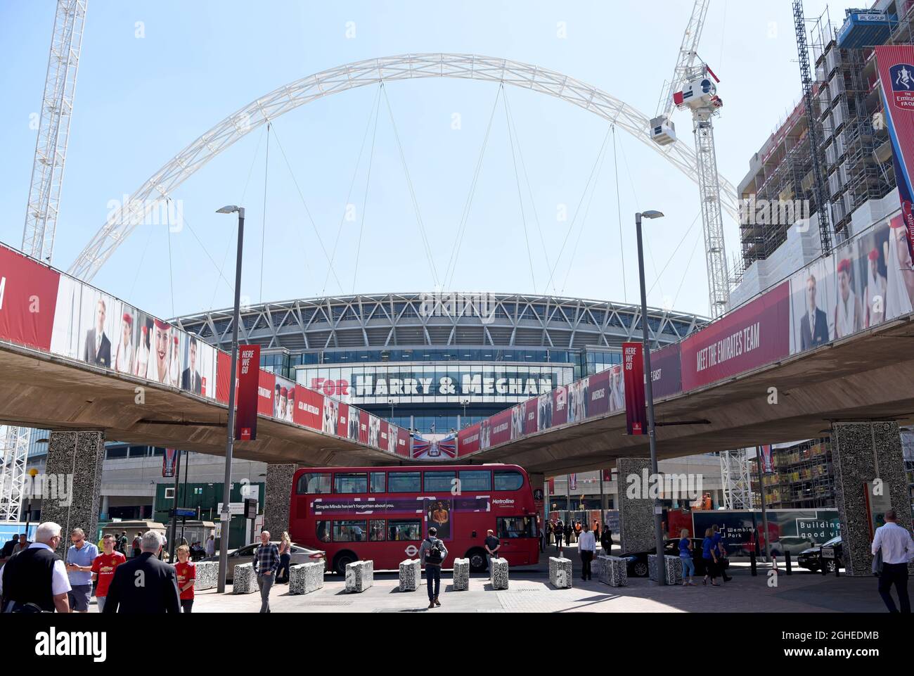 Herzlichen Glückwunsch an Harry und Meghan, die sich vor dem FA Cup fFnal - Chelsea gegen Manchester United, dem Emirates FA Cup Final 2018, Wembley Stadium, London - 19. Mai 2018 an der Außenseite des Wembley Stadions unterzeichnen. Stockfoto