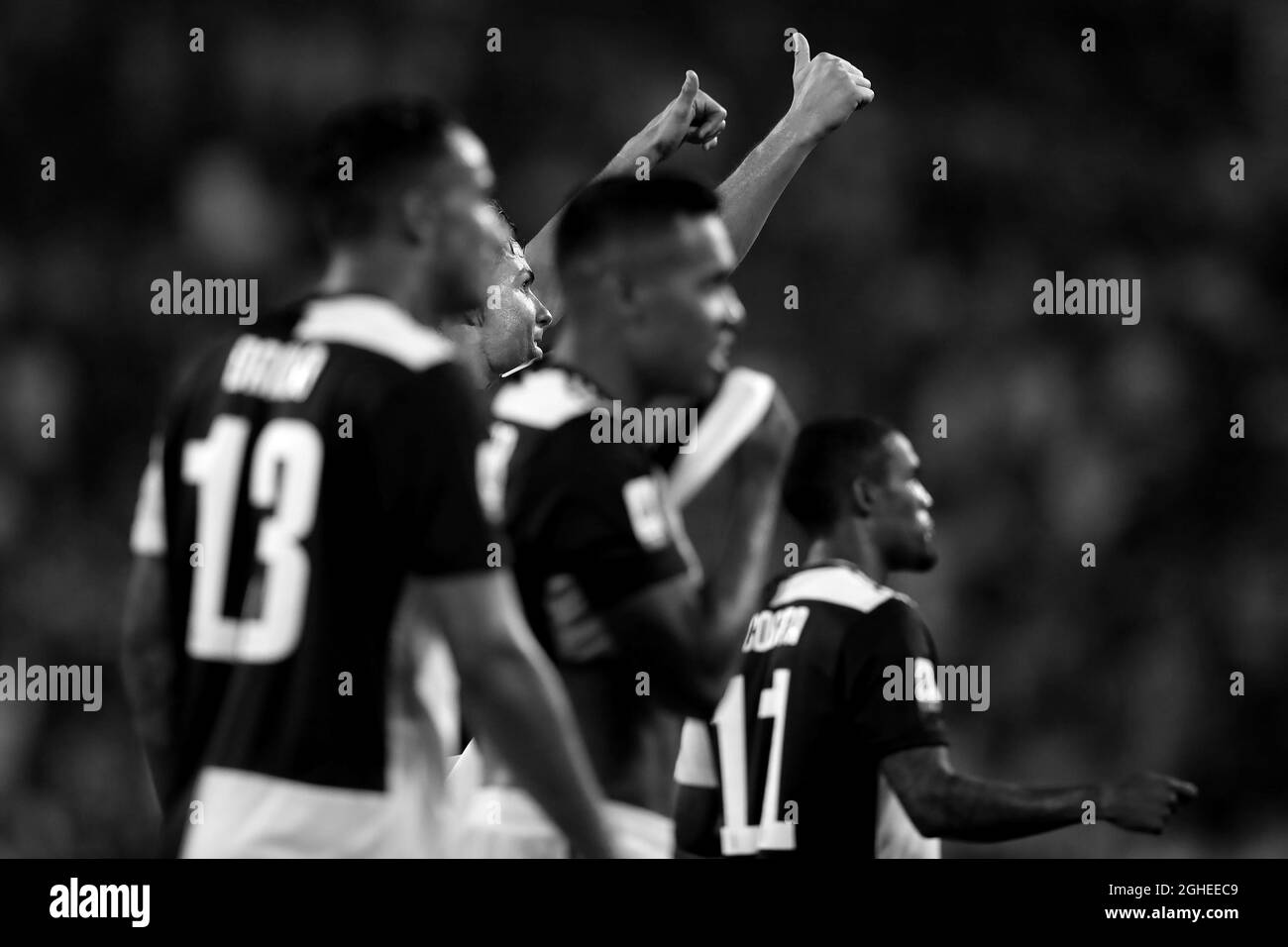 Cristiano Ronaldo von Juventus unter den brasilianischen Teamkollegen Danilo, Alex Sandro und Douglas Costa zeigt sich beim Serie-A-Spiel im Allianz Stadium in Turin mit Daumen nach oben. Bilddatum: 31. August 2019. Bildnachweis sollte lauten: Jonathan Moscrop/Sportimage via PA Images Stockfoto