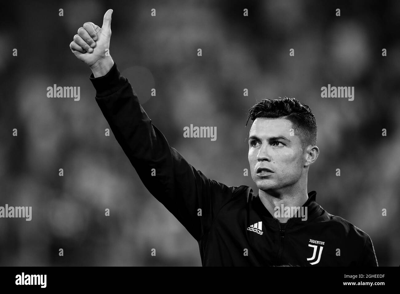 Cristiano Ronaldo von Juventus gibt seiner Familie vor dem Spiel der Serie A im Allianz Stadium, Turin, einen Daumen nach oben. Bilddatum: 31. August 2019. Bildnachweis sollte lauten: Jonathan Moscrop/Sportimage via PA Images Stockfoto