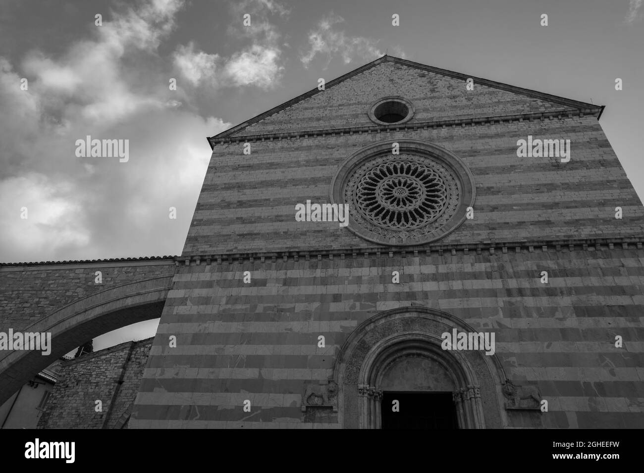 Assisi, Perugia, Umbrien. Basilika Santa Chiara, ein wichtiger Ort der Anbetung im historischen Zentrum von Assisi, erbaut im italienischen gotischen Stil im Jahr 12 Stockfoto