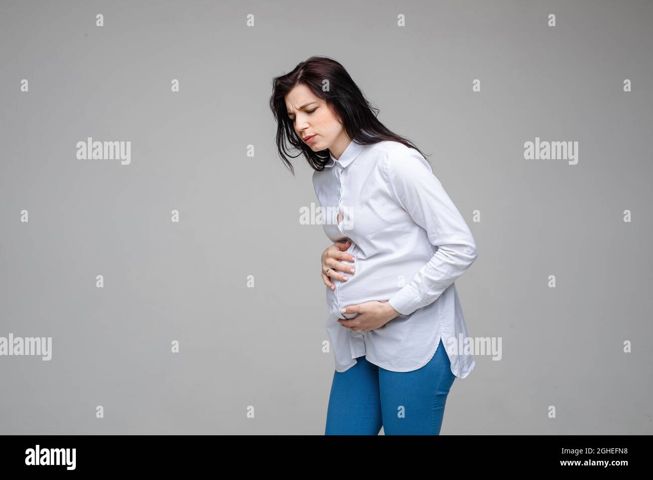Schwanger Frau mit Schmerzen im Bauch. Stockfoto