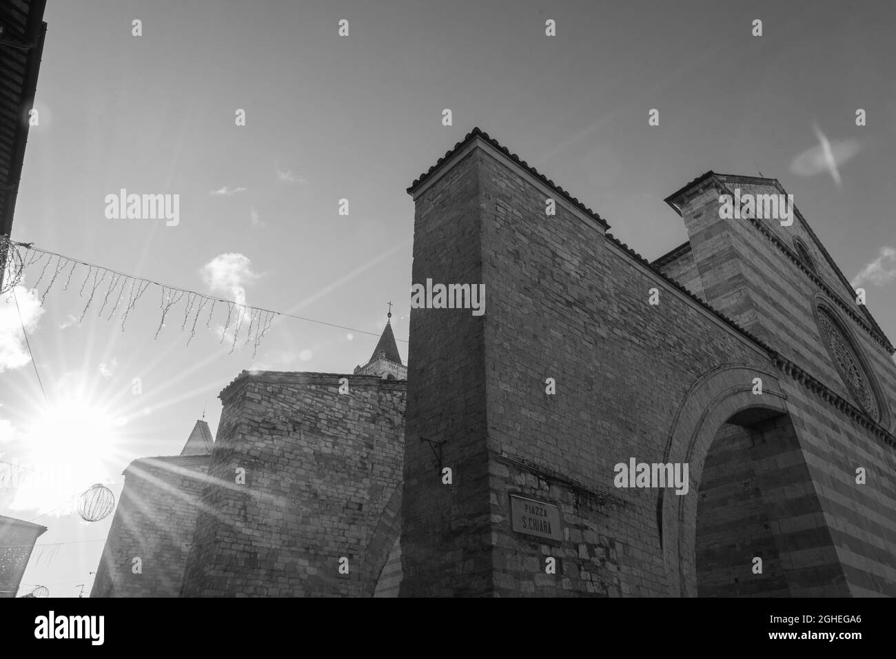Assisi, Perugia, Umbrien. Basilika Santa Chiara, ein wichtiger Ort der Anbetung im historischen Zentrum von Assisi, erbaut im italienischen gotischen Stil im Jahr 12 Stockfoto