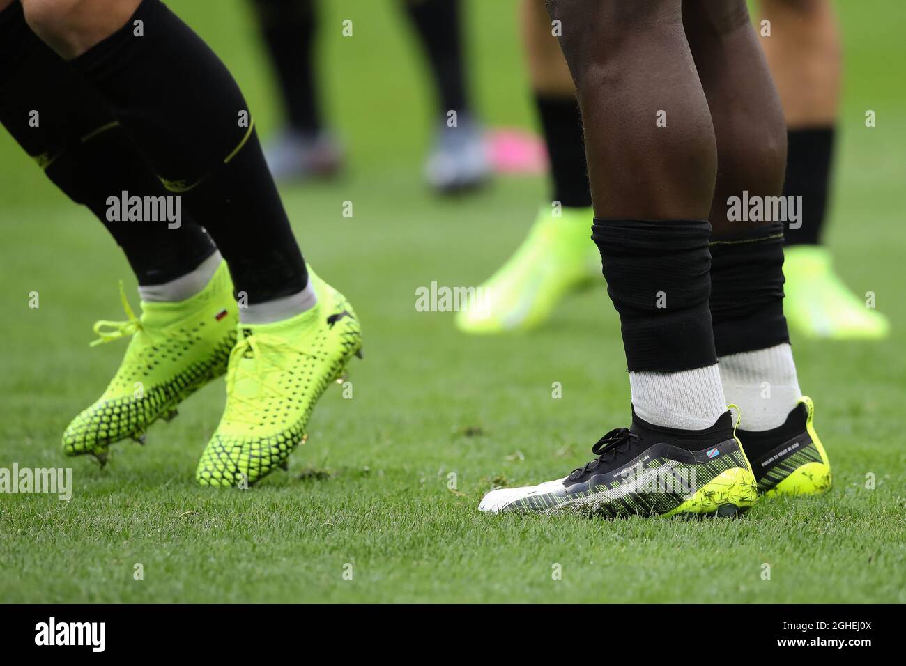 Romelu Lukaku von Inters Fußballschuhen trägt den Namen seines jüngeren  Bruders und Mitfußballers, Jordanien, zusammen mit der Flagge der Republik  Kongo auf dem linken Stiefel und der belgischen Flagge auf dem rechten
