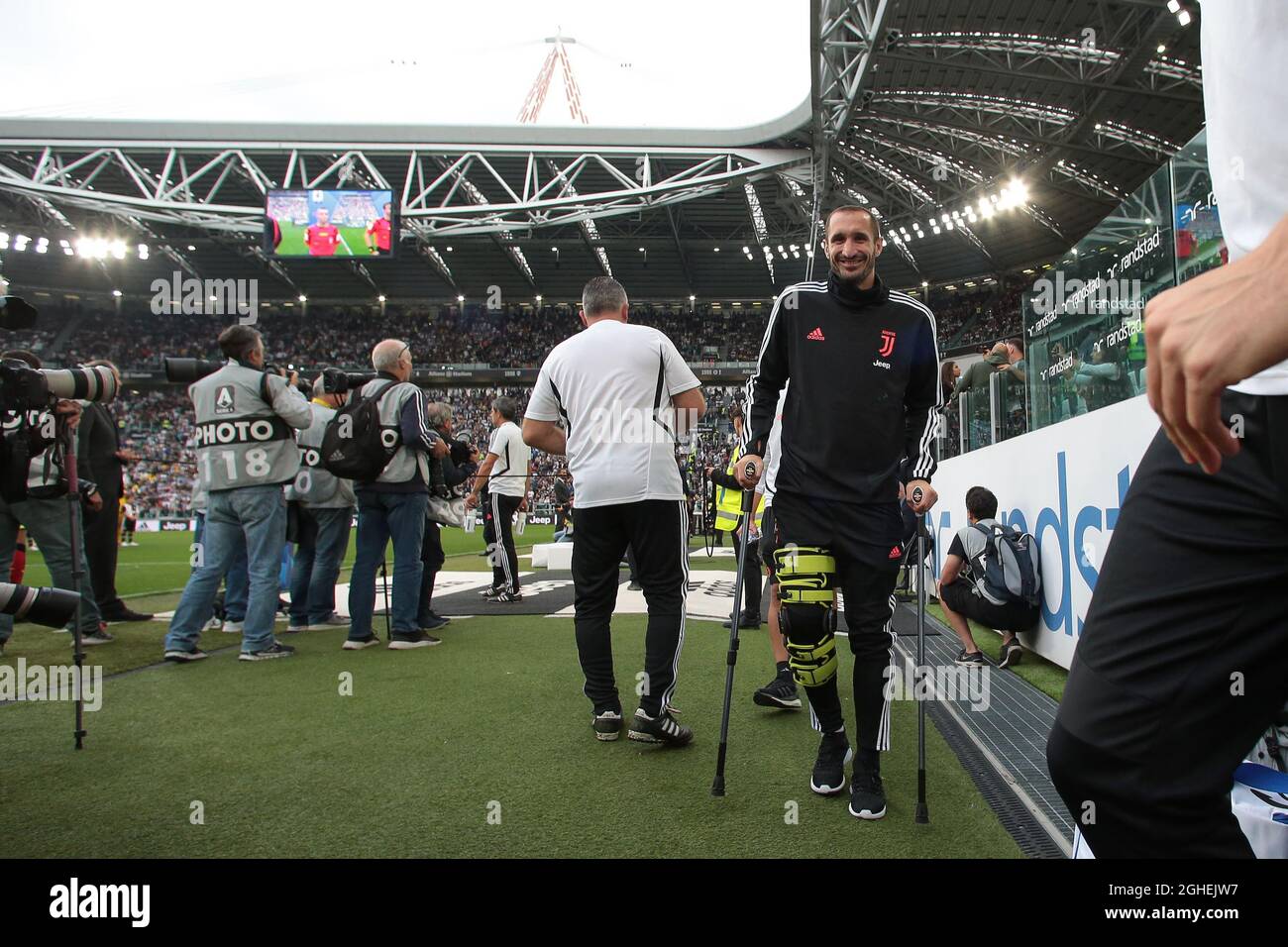 Giorgio Chiellini von Juventus macht sich nach seiner Kreuzbandoperation vor dem Spiel der Serie A im Allianz Stadium in Turin auf die Bank auf Krücken. Bilddatum: 21. September 2019. Bildnachweis sollte lauten: Jonathan Moscrop/Sportimage via PA Images Stockfoto