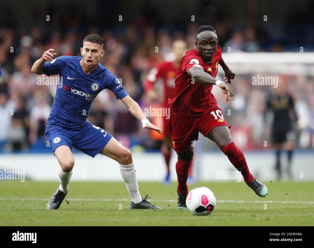 Jorgsino aus Chelsea wurde von Sadio Mane aus Liverpool während des Spiels der Premier League in Stamford Bridge, London, falsch geführt. Bilddatum: 22. September 2019. Bildnachweis sollte lauten: Darren Staples/Sportimage via PA Images Stockfoto