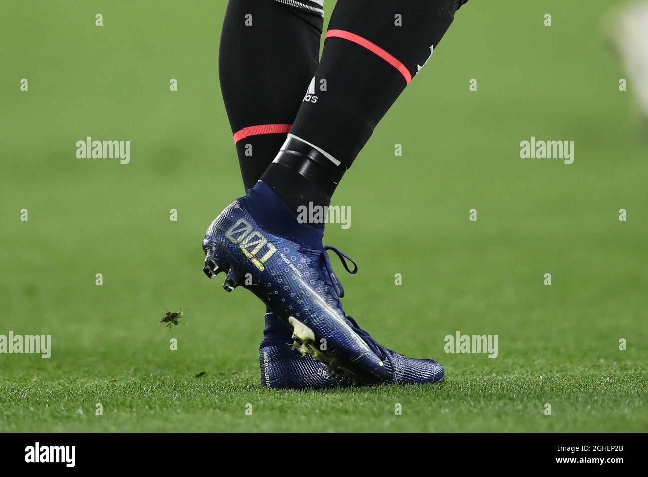 Cristiano Ronaldo von Juventus modelliert eine neue Version der Nike  Mercurial Fußballschuhe während des UEFA Champions League-Spiels im  Juventus-Stadion in Turin. Bilddatum: 1. Oktober 2019. Bildnachweis sollte  lauten: Jonathan Moscrop/Sportimage via PA