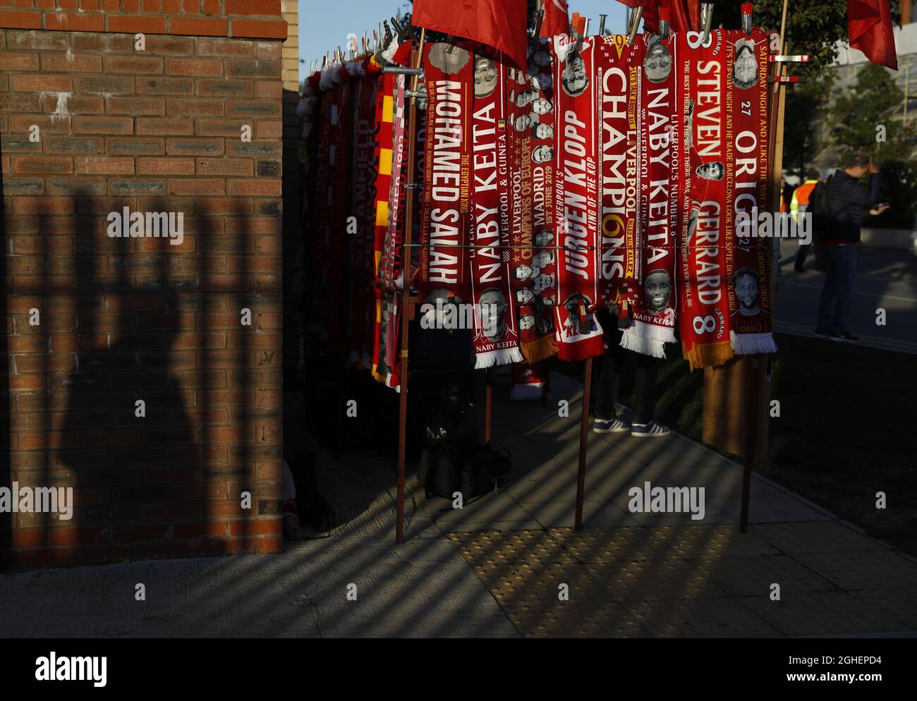 Ein Fan wirft seinen Schatten auf eine Wand, als er am Boden ankommt, bevor Liverpool beim UEFA Champions League-Spiel in Anfield, Liverpool, Salzburg spielt. Bilddatum: 2. Oktober 2019. Bildnachweis sollte lauten: Darren Staples/Sportimage via PA Images Stockfoto