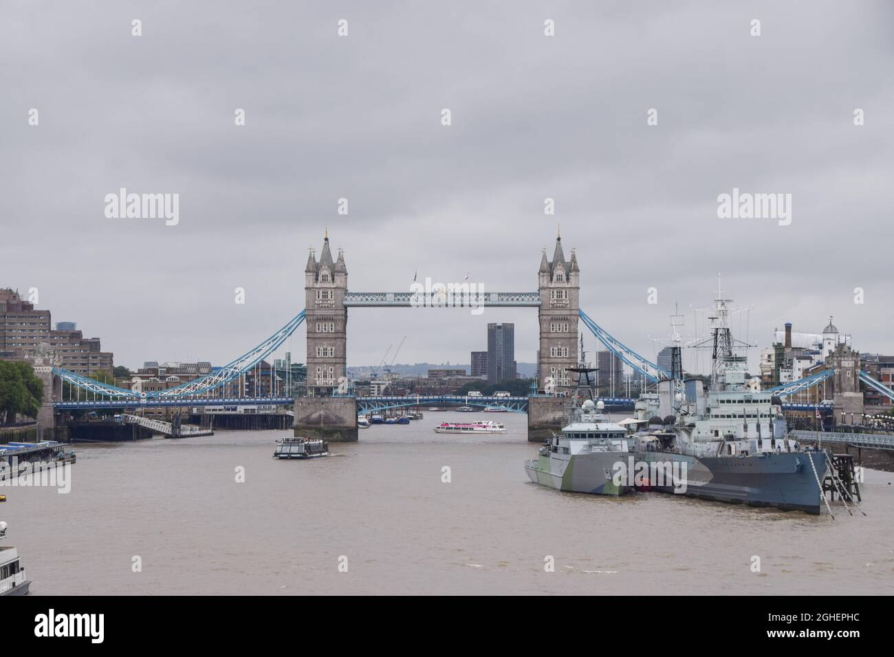 Tower Bridge und HMS Belfast an einem bewölkten Tag, London, Großbritannien, 30. August 2021. Stockfoto