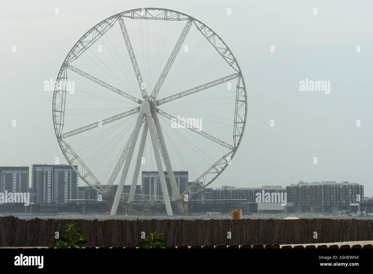 Das Ain Dubai Riesenrad auf der Bluewaters Island vom Jumeirah Beach in Dubai, VAE aus gesehen. Stockfoto