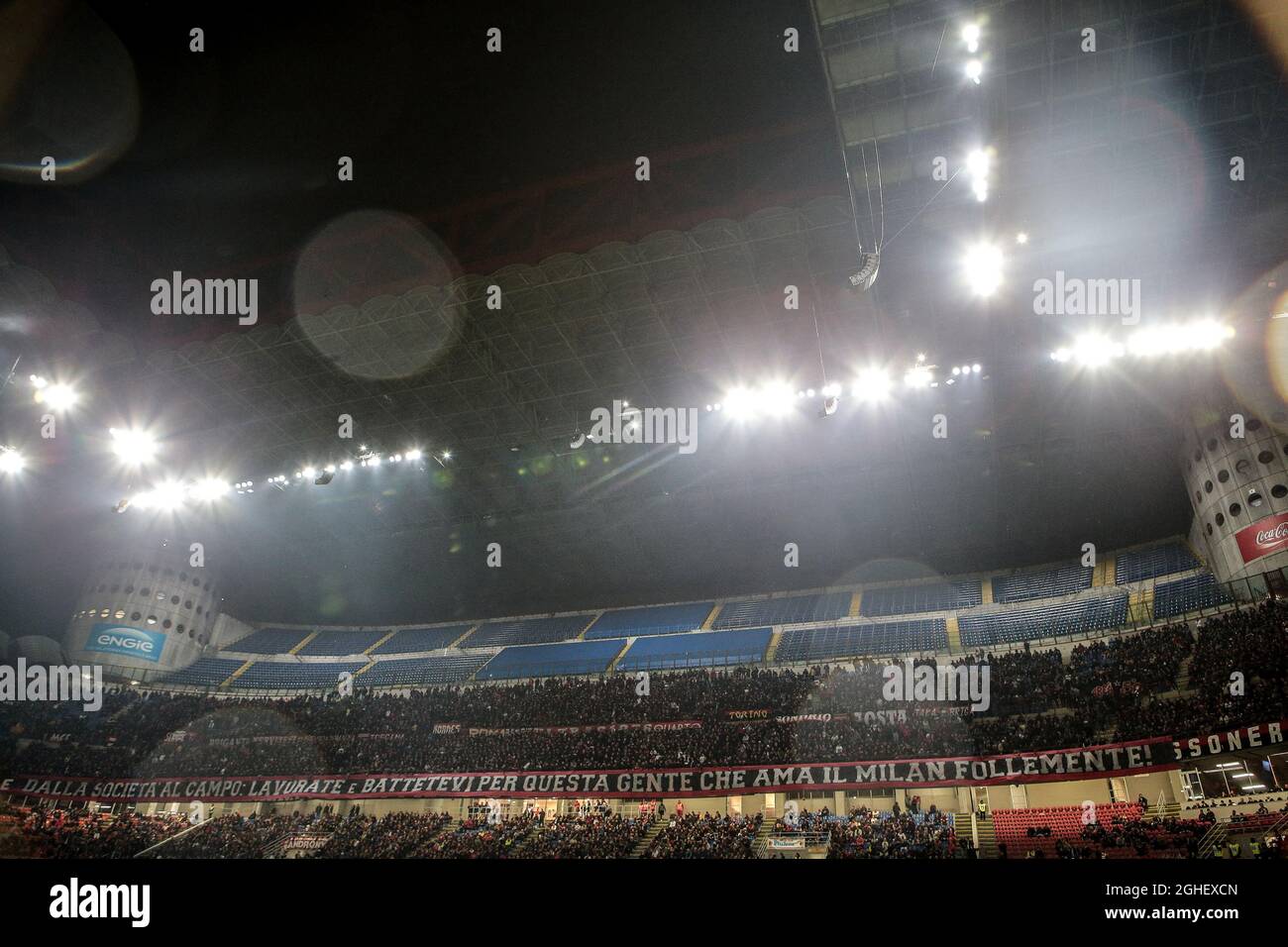 AC Mailand-Fans zeigen ein Banner mit der Bitte, dass die Mitarbeiter und Spieler während des Serie-A-Spiels bei Giuseppe Meazza, Mailand, härter für die Menschen arbeiten, die den Club lieben. Bilddatum: 20. Oktober 2019. Bildnachweis sollte lauten: Jonathan Moscrop/Sportimage via PA Images Stockfoto