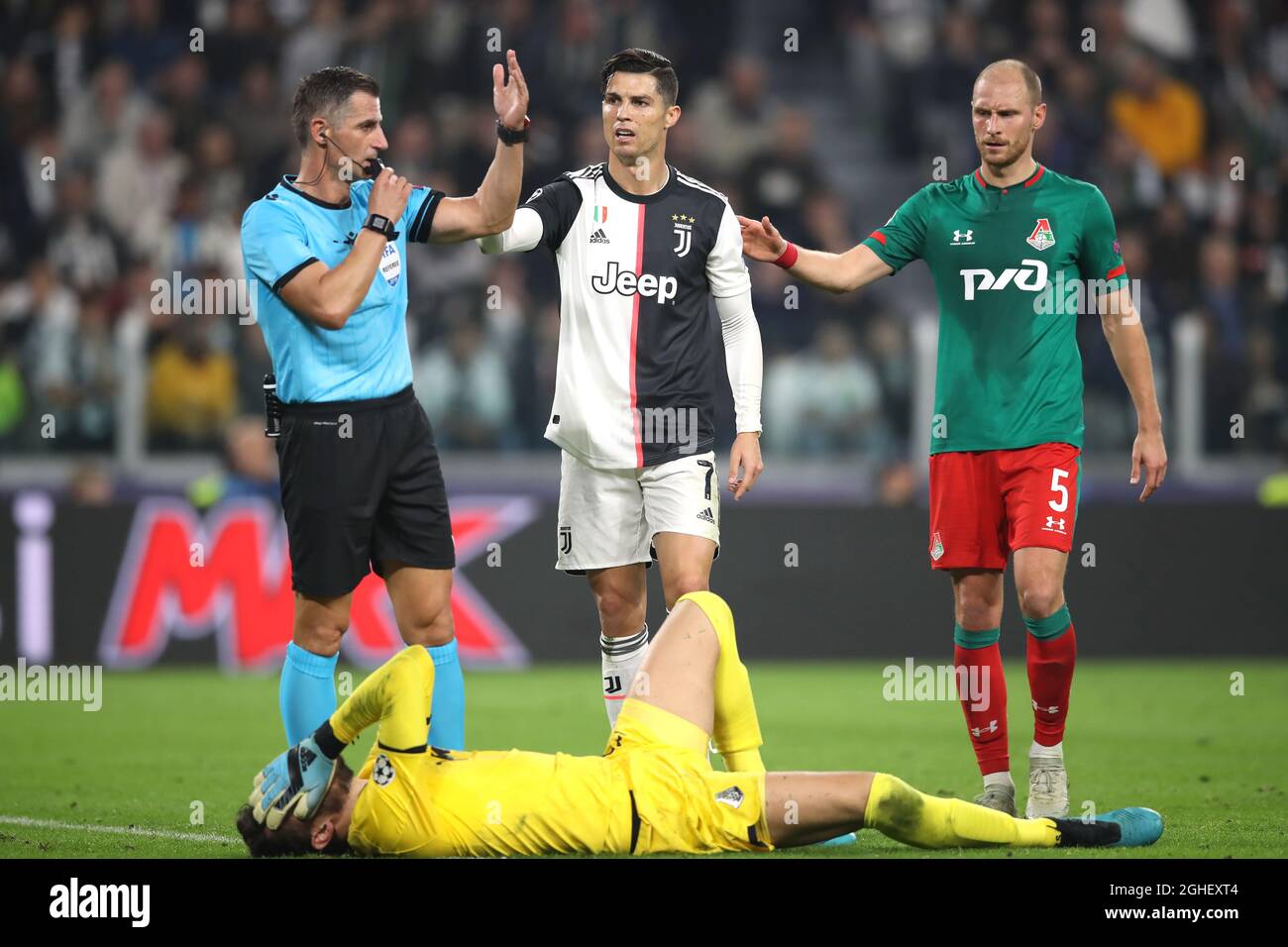 Cristiano Ronaldo von Juventus beklagt dem Schiedsrichter Tasos Sidiropoulos seine Unschuld nach einer Kollision mit Guilherme von Lokomotiv Moskau während des UEFA Champions League-Spiels im Allianz-Stadion in Turin. Bilddatum: 22. Oktober 2019. Bildnachweis sollte lauten: Jonathan Moscrop/Sportimage via PA Images Stockfoto