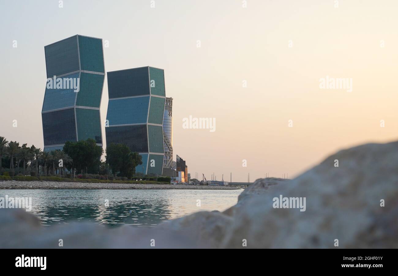 Lusail, die Uferpromenade der sich neu entwickelnden Stadt in Katar, bei Sonnenuntergang Stockfoto