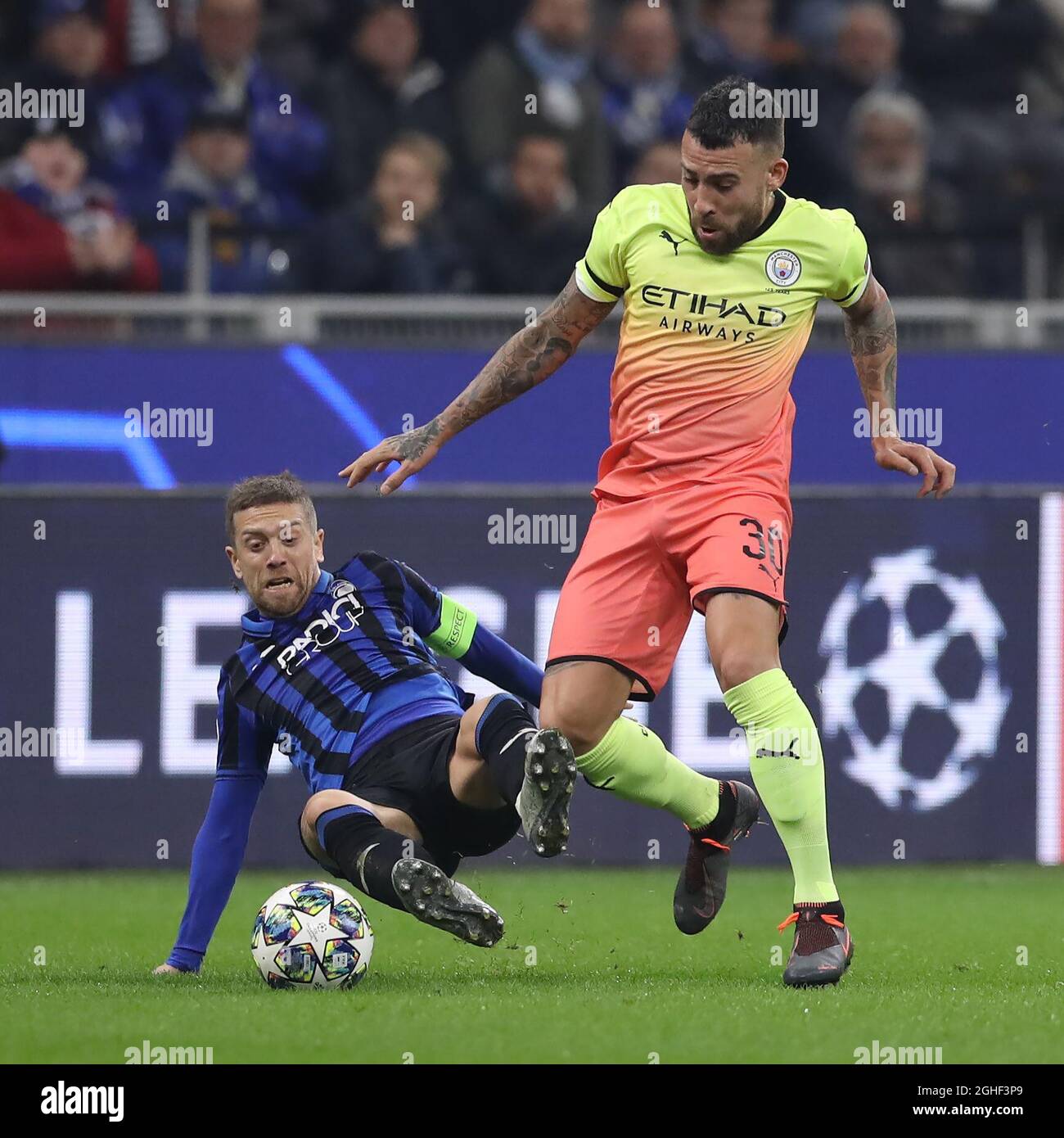 Alejandro Gomez von Atalanta fordert Nicolas Otamendi von Manchester City während des UEFA Champions League-Spiels bei Giuseppe Meazza, Mailand, heraus. Bilddatum: 6. November 2019. Bildnachweis sollte lauten: Jonathan Moscrop/Sportimage via PA Images Stockfoto