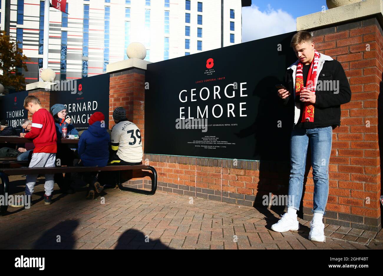 Mitglieder der Streitkräfte werden vor dem Spiel in der Premier League in Old Trafford, Manchester, auf Brettern vor dem Stadion erinnert. Bilddatum: 10. November 2019. Bildnachweis sollte lauten: Phil Oldham/Sportimage via PA Images Stockfoto