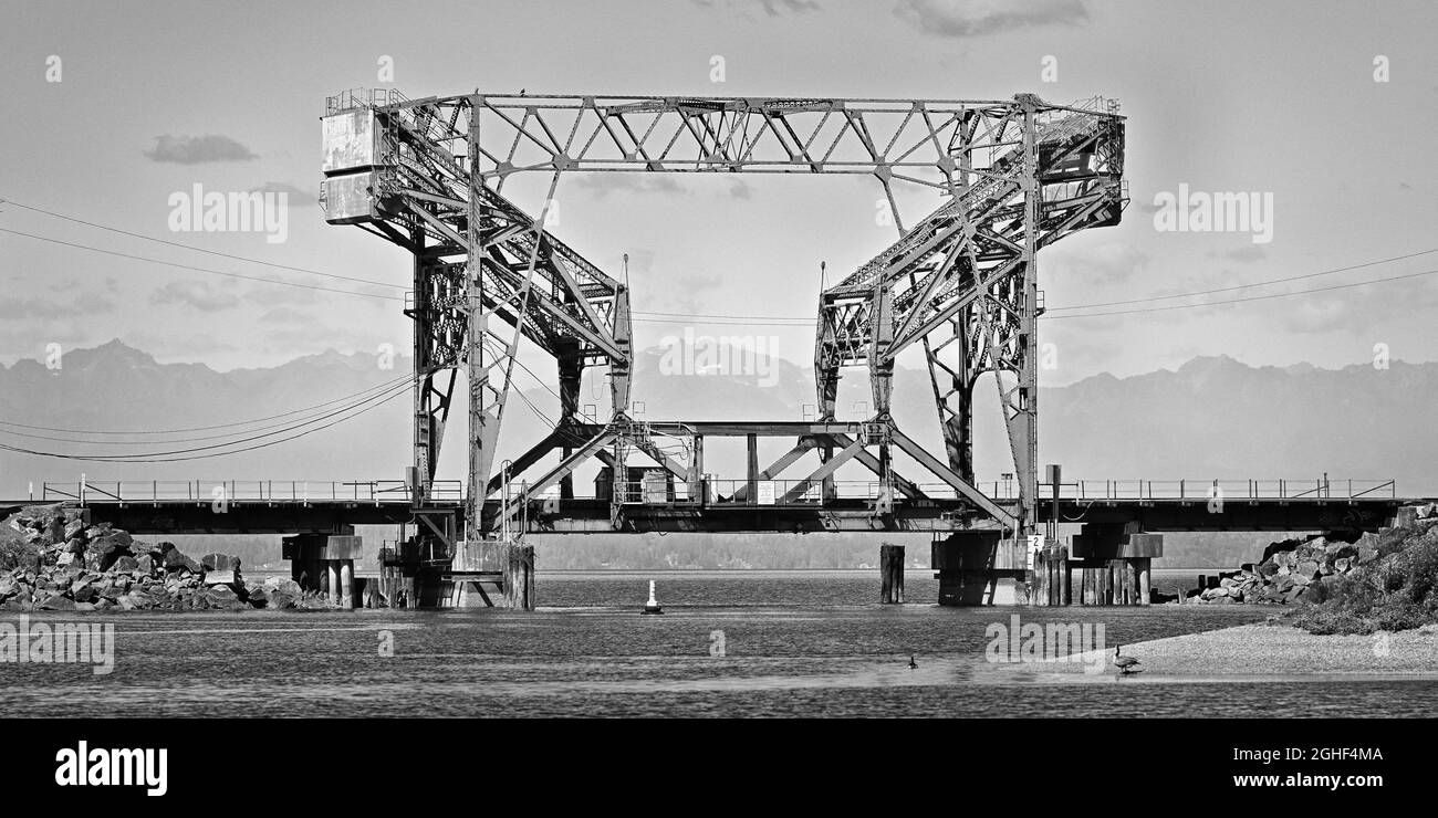 Brücke 14 auf der BNSF Railway bei Steilacoom, WA. Sie ist die letzte direkte Liftbrücke in den Vereinigten Staaten und führt die Eisenbahn über Chambers Creek Stockfoto