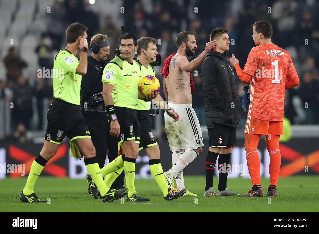 Wojciech Szczesny von Juventus chattet mit dem polnischen Nationalmannschaftskollegen Krzysztof Piatek vom AC Mailand, während Gonzalo Higuain von Juventus nach dem letzten Pfeifen des Serie-A-Spiels im Allianz-Stadion in Turin sein Ohr zieht. Bilddatum: 10. November 2019. Bildnachweis sollte lauten: Jonathan Moscrop/Sportimage via PA Images Stockfoto