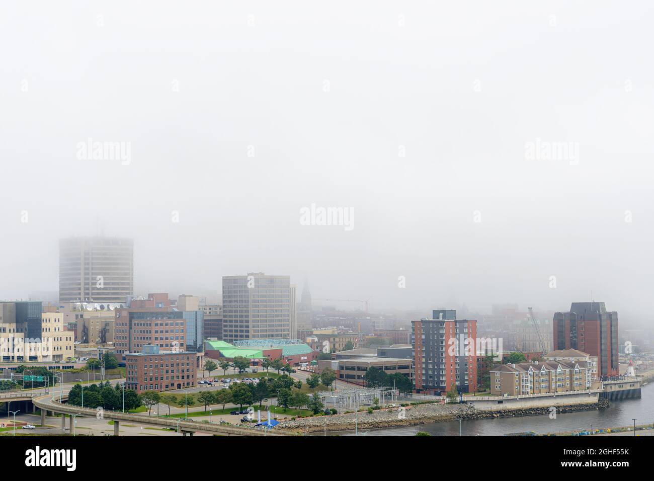 Saint John, NB, Kanada - 14. August 2021: Dichter Nebel über Gebäuden im Uptown Saint John. Aus Fort Howe. Stockfoto