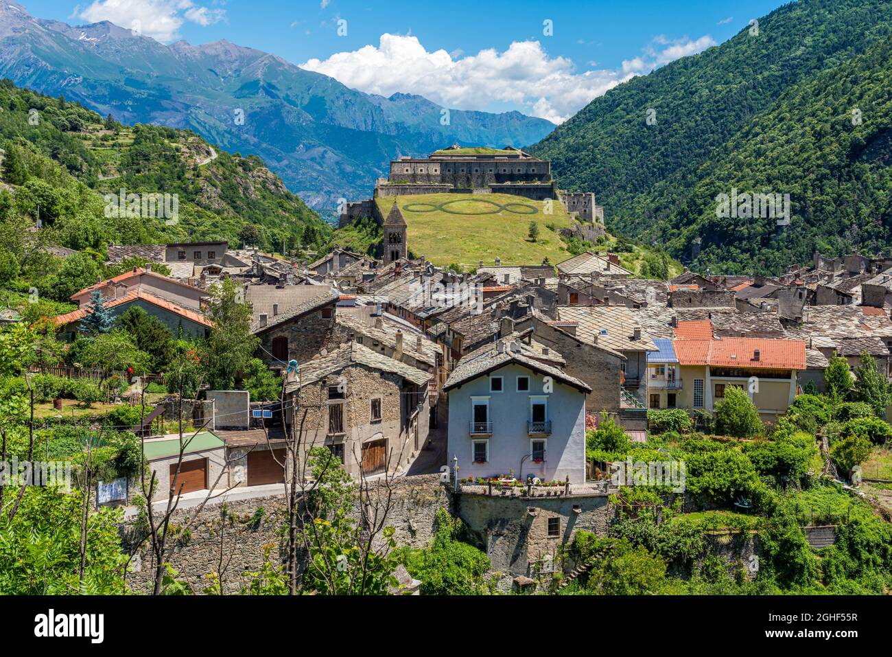 Das malerische Dorf Exilles und seine Festung, im Susa-Tal. Provinz Turin, Piemont, Norditalien. Stockfoto