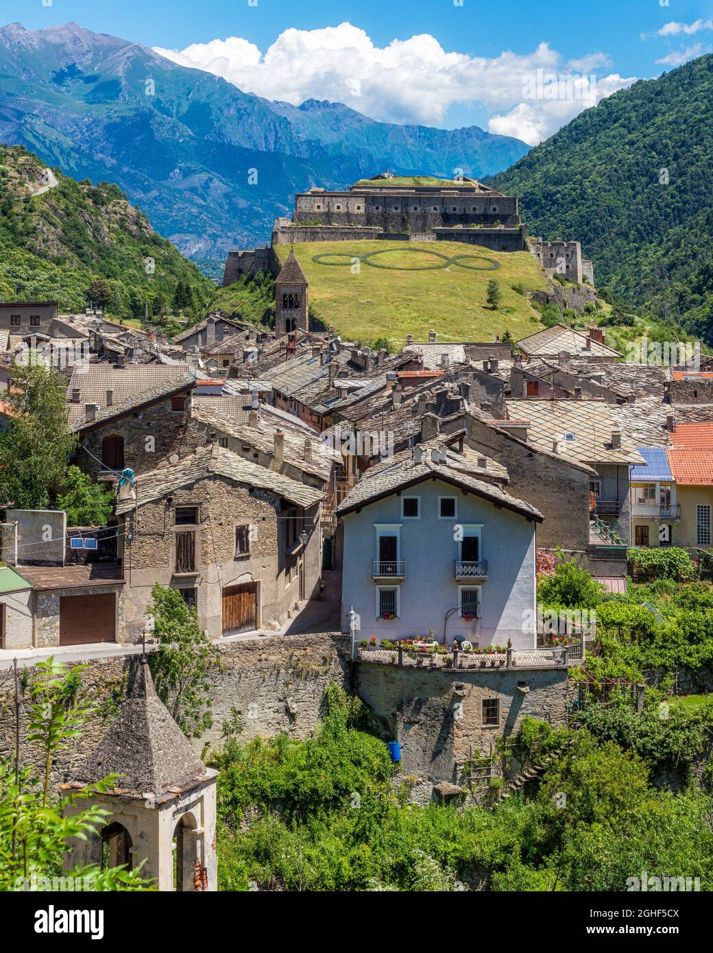 Das malerische Dorf Exilles und seine Festung, im Susa-Tal. Provinz Turin, Piemont, Norditalien. Stockfoto
