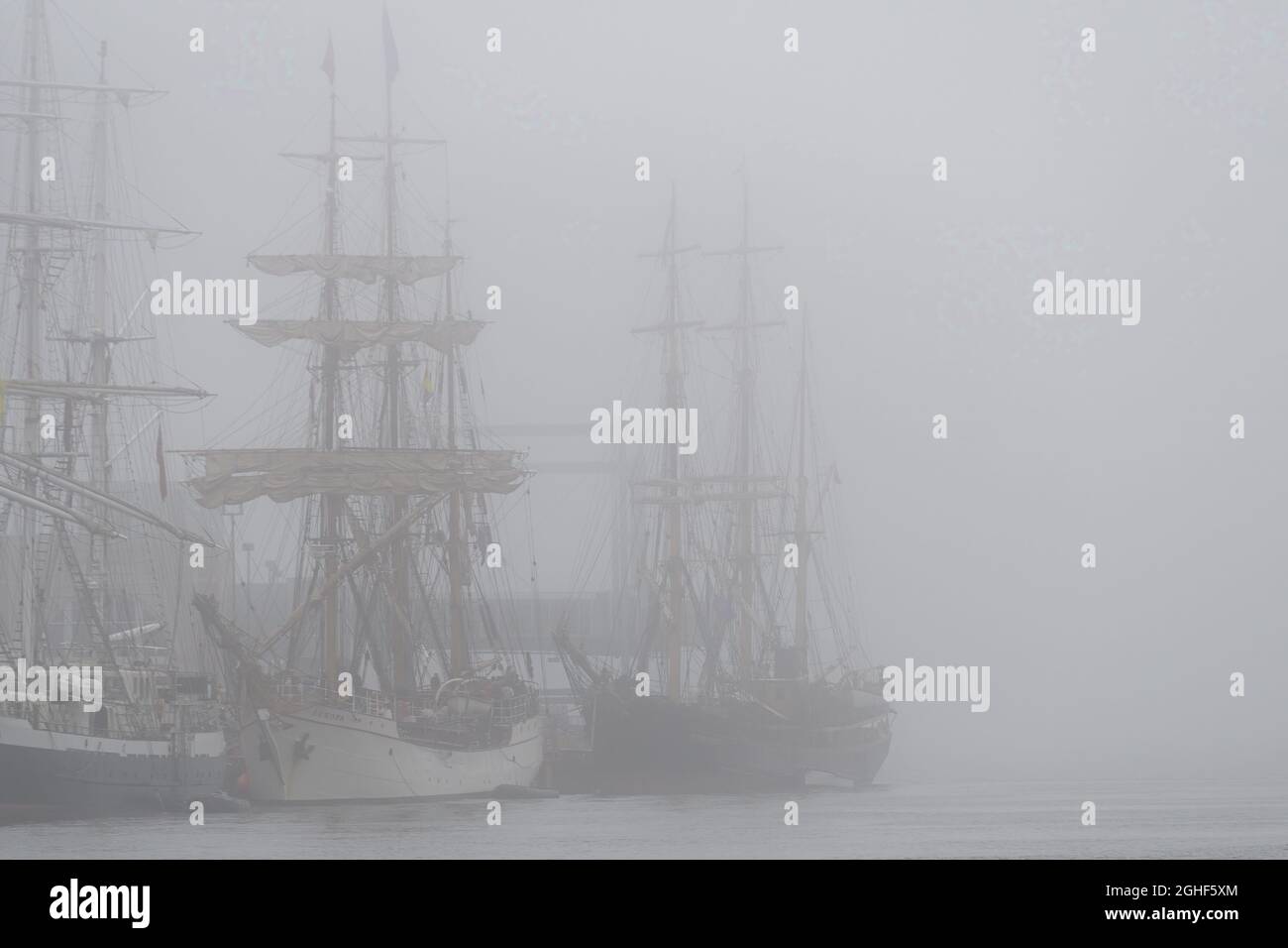 Saint John, NB, Kanada - hohe Schiffe dockten in Saint John Hafen auf einem nebligen Sagen. Nebel ist dicht und verbirgt teilweise die thee Schiffe. Stockfoto