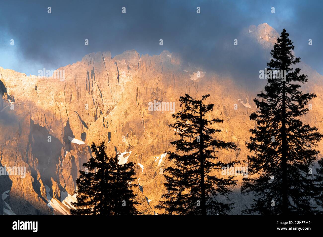 Die Gruppe Popera und Croda Rossa di Sexten im Morgengrauen vom Passo di Monte Croce, den Sextner Dolomiten, Südtirol, Italien Stockfoto