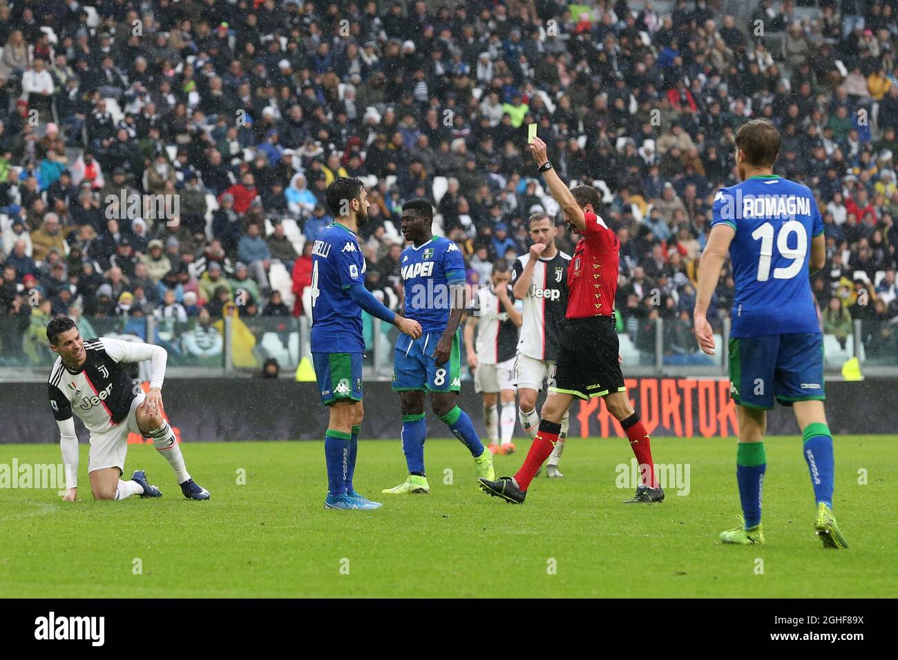 Francesco Magnanelli von Sassuolo zeigt eine gelbe Karte des Schiedsrichters Federico La Penna während des Spiels der Serie A im Allianz Stadium in Turin. Bilddatum: 1. Dezember 2019. Bildnachweis sollte lauten: Jonathan Moscrop/Sportimage via PA Images Stockfoto